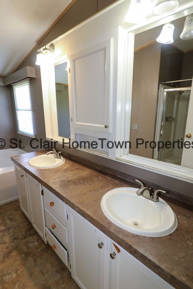 Building Photo - Large Home