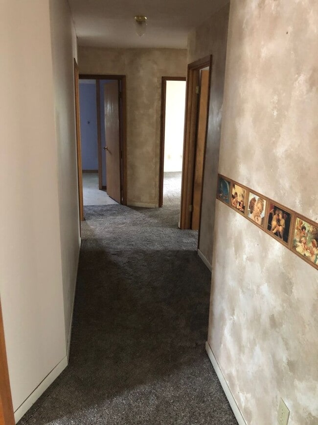 Building Photo - 4 Bedrooms/2 Bath Home with attached Garage