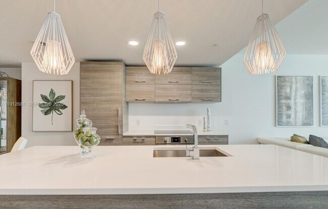 Building Photo - 650 NE 32nd St