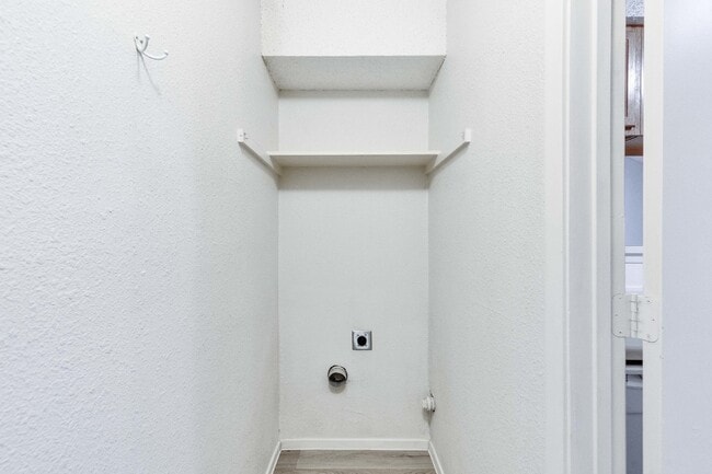 Building Photo - Upstairs Two Bedroom Unit in Fourplex with Balcony