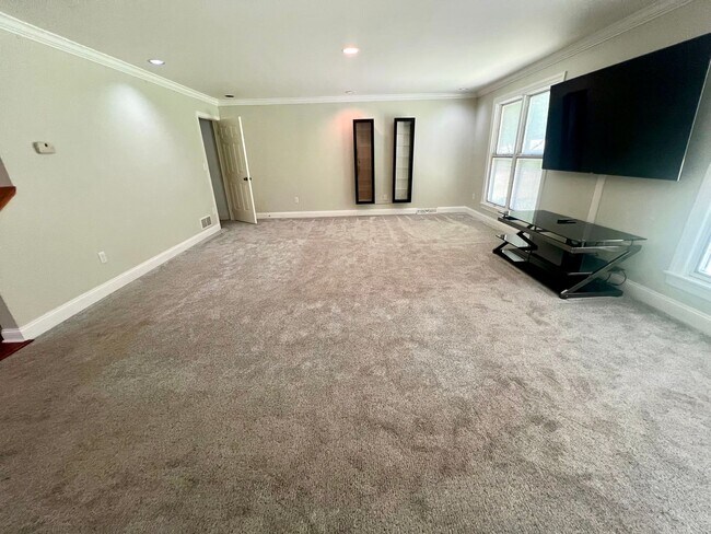 Building Photo - Cranberry - 6 bedroom 4 bathroom - Stunnin...