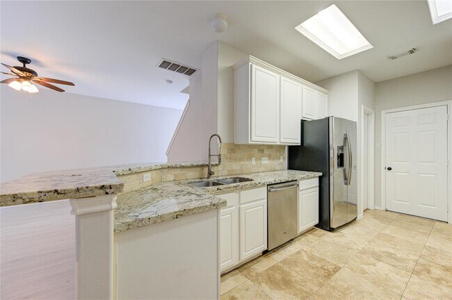 Building Photo - 15 Ledgestone Pl