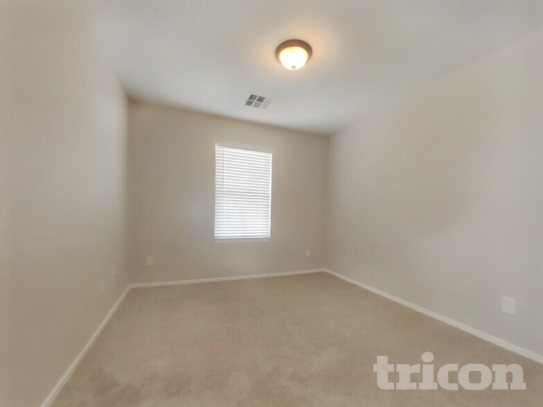 Building Photo - 715 N Redwood Ln