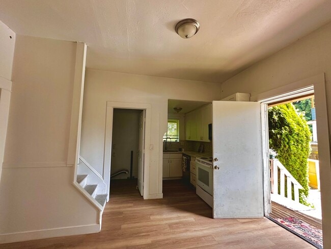 Building Photo - Spacious 3BR 2BA | 3-Level Home in Renton