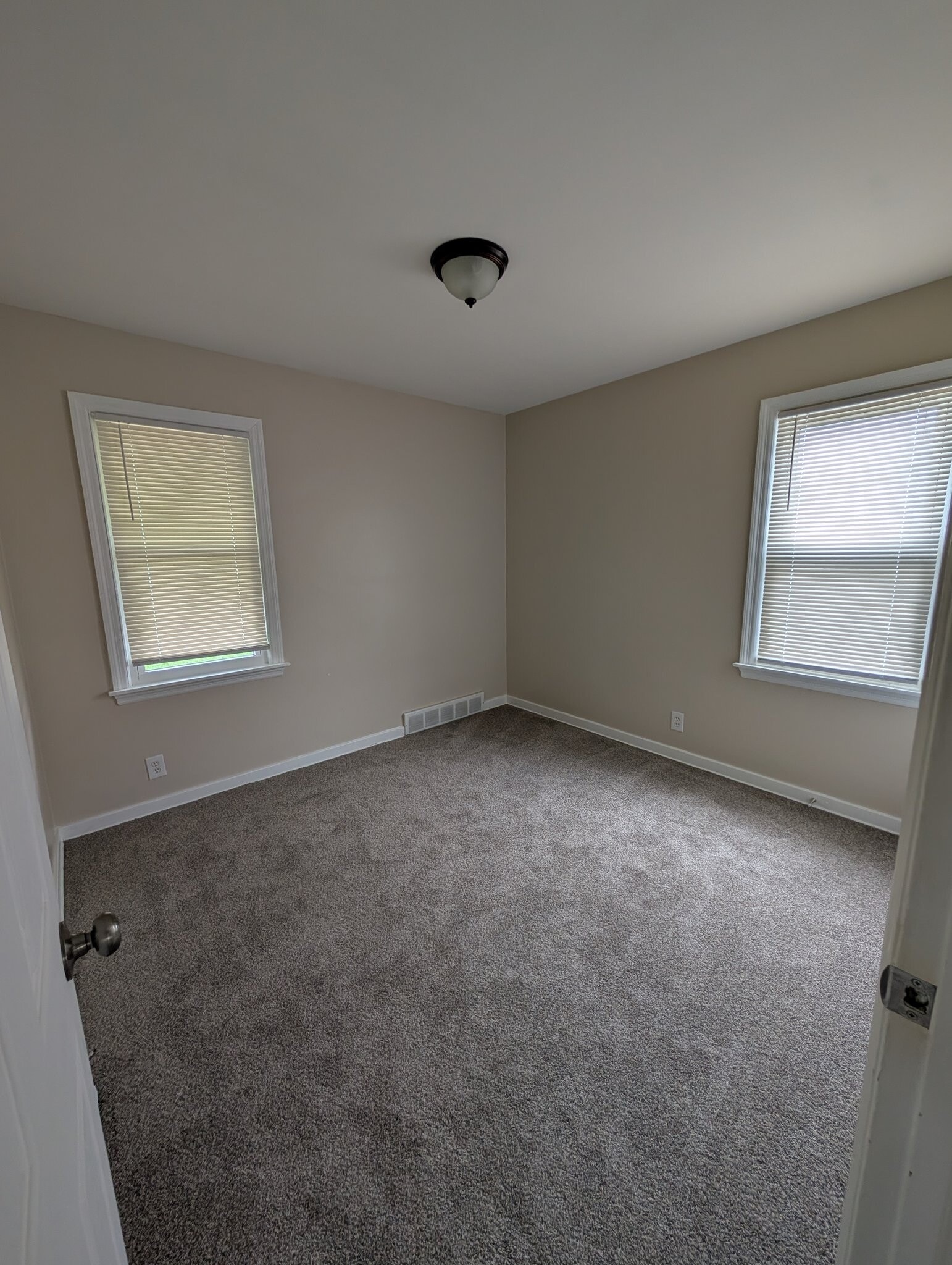 Building Photo - 807 Thurman St
