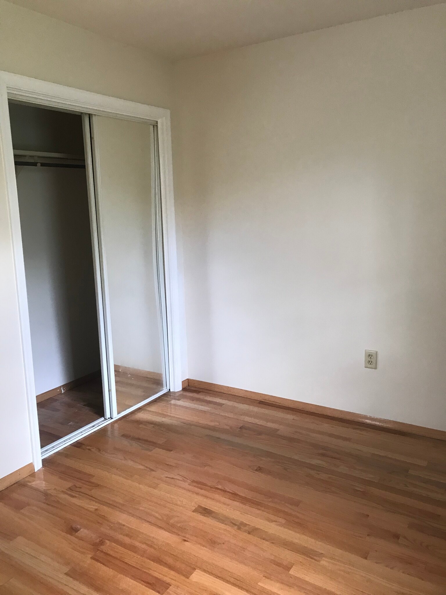 Building Photo - 10 Candlewood Ln