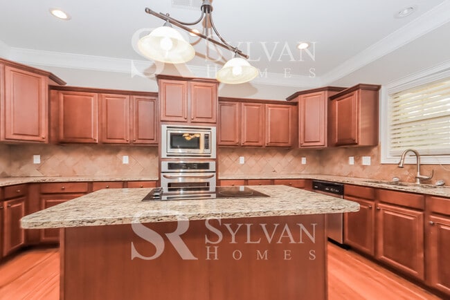 Building Photo - Immaculate 5 BR, 4.5 BA home is awaiting n...