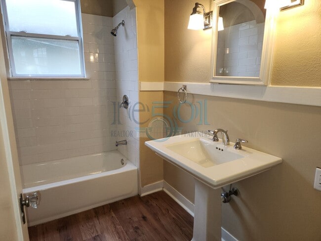 Building Photo - Addorable Newly Updated 3 Bedroom 2 Bathroom Hillcrest Cottage Minutes From UAMS!!!