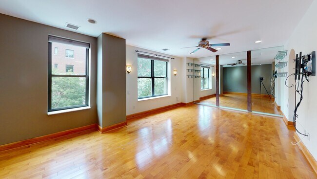 Building Photo - Kalorama Two Bedroom/Two Bathroom on Quiet Street-Updated Steam Shower, Washer/Dryer In Unit, & M...