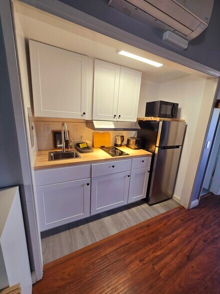 Primary Photo - 2471 E Canal Dr