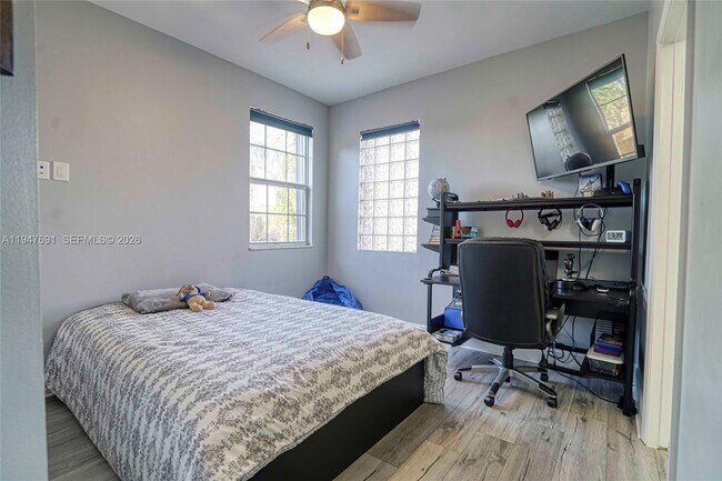 Building Photo - 1261 Presidio Dr