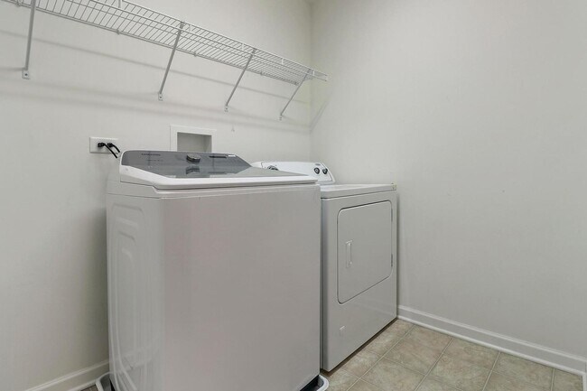 Building Photo - 643 Seneca St