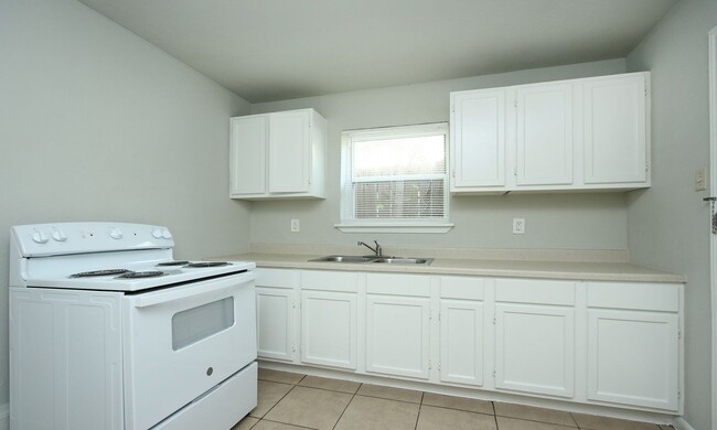 Building Photo - Move-in Ready! 2 bed 1 bath in South East ...