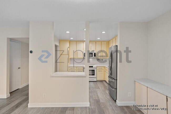 Building Photo - 49 Showers Dr