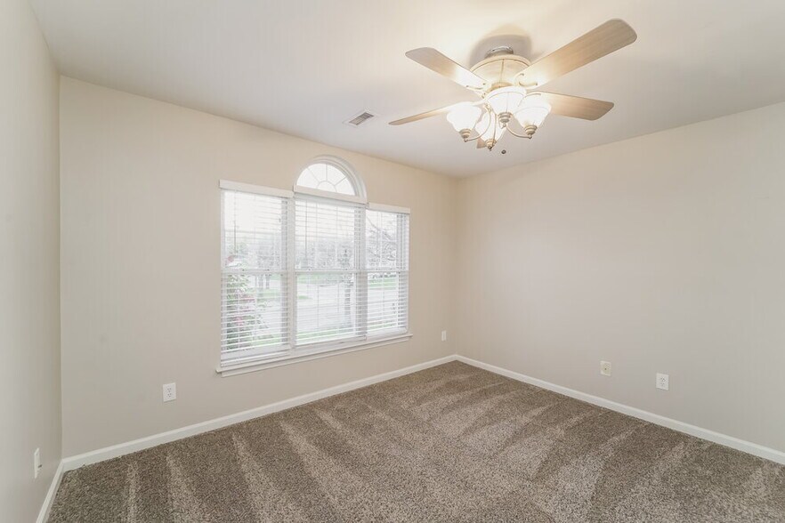 Building Photo - 785 Sir Raleigh Dr