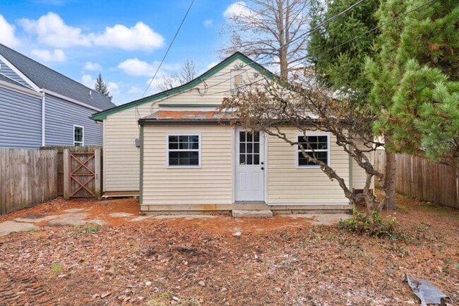 Building Photo - 1709 Ekin Ave