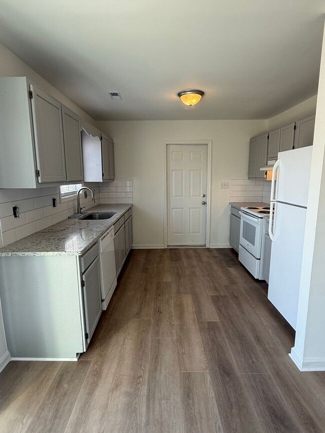 Building Photo - Gorgeous 3 bedroom, 2 bath House