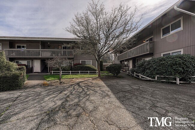 Building Photo - Bright Upper-Level 2 BD with Covered Deck