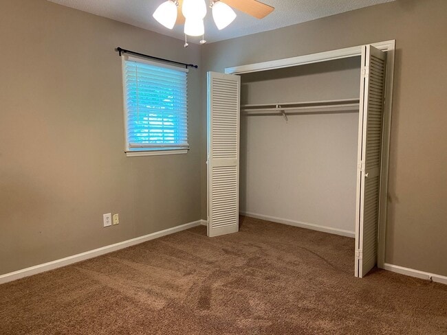 Building Photo - 2 Bedroom, 1.5 Bathroom Condo in High Point!
