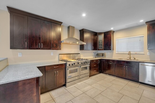 Building Photo - Charming 4 Bedroom / 3 Bathroom house in the lovely neighborhood of Lake View Terrace