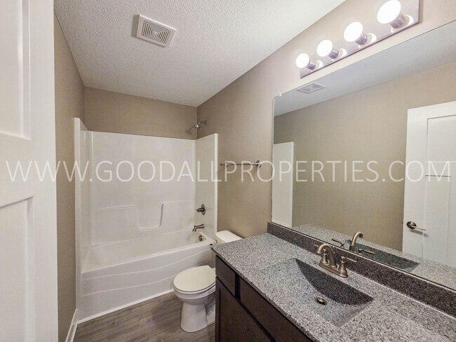 Building Photo - 4-Bedroom, 3.5-Bath Home with Walkout Finished Basement in Norwalk