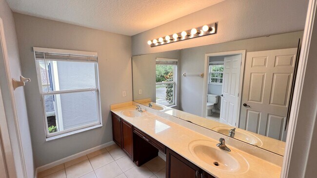 Building Photo - Available NOW! Stunning 4-Bedroom Home in ...