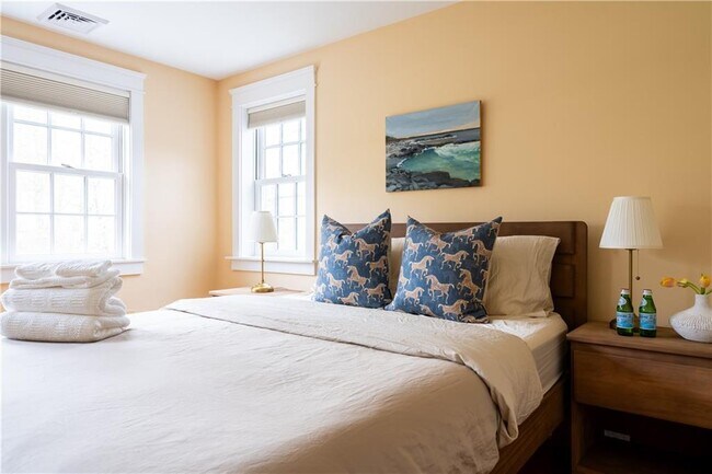 Building Photo - 304 Third Beach Rd