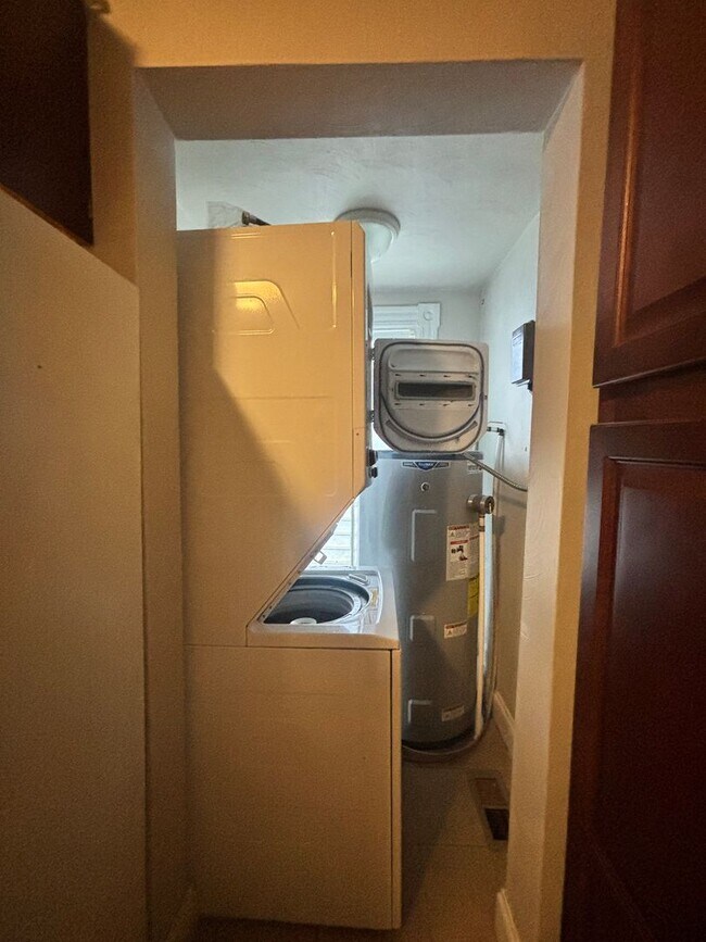 Building Photo - Well Kept 3 Bedroom 1.5 Bathroom Duplex Located in Historic Port Norfolk