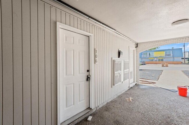 Building Photo - 300 E Croslin St