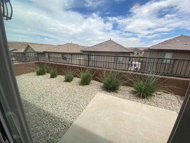 Building Photo - "Spacious 4-Bedroom Townhouse Retreat on S...