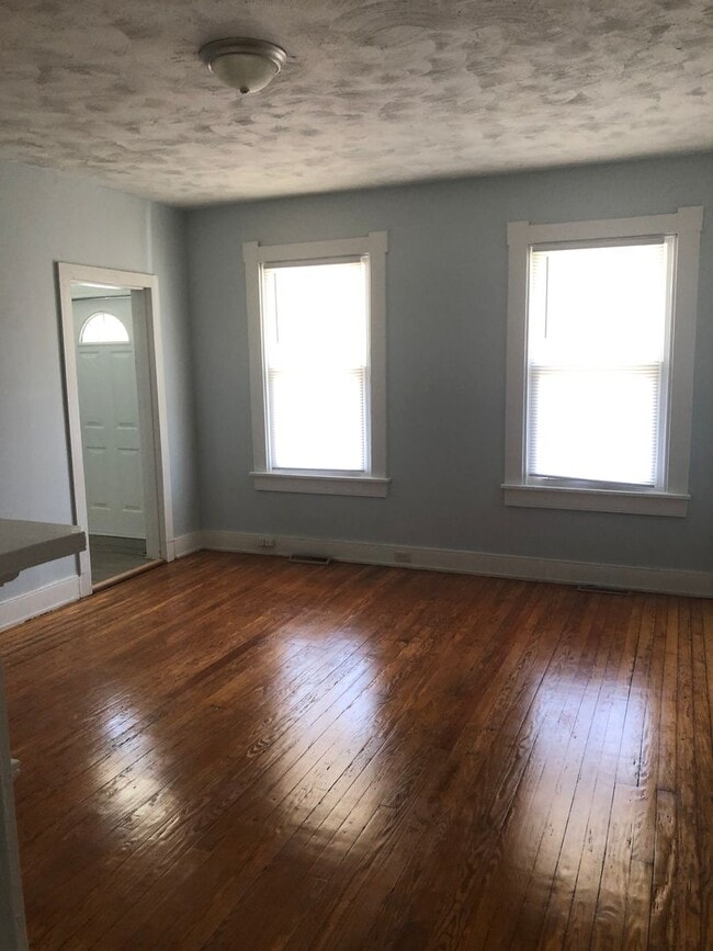 Building Photo - 3 Bedroom/1.5 Bath Northside Home ***Avail...