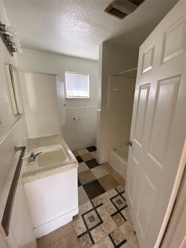 Building Photo - 5610 Royal Palms St