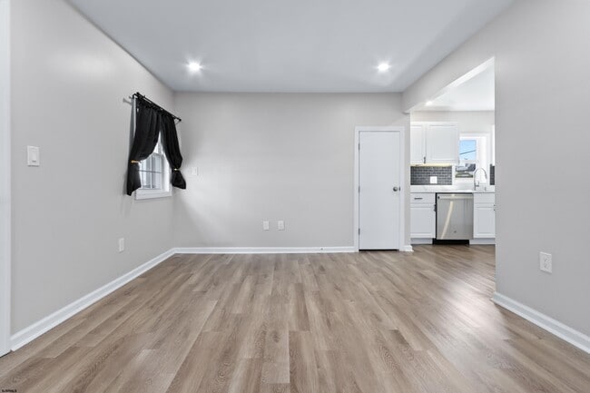 Building Photo - 203 E Plaza Pl