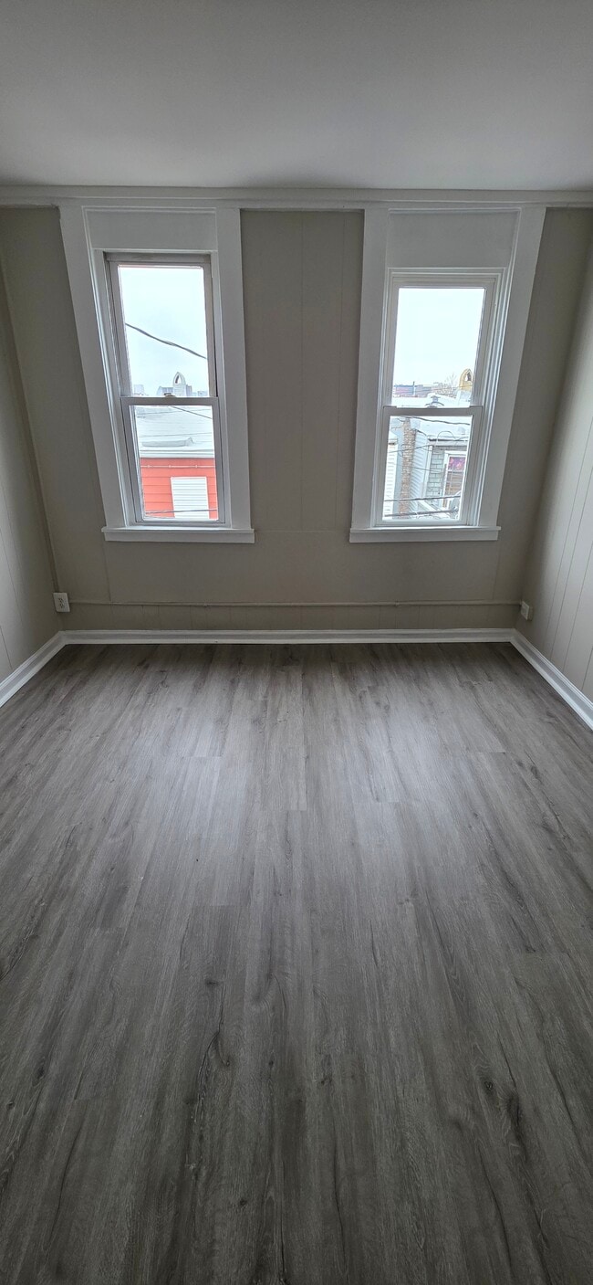 Building Photo - 502 N Curley St