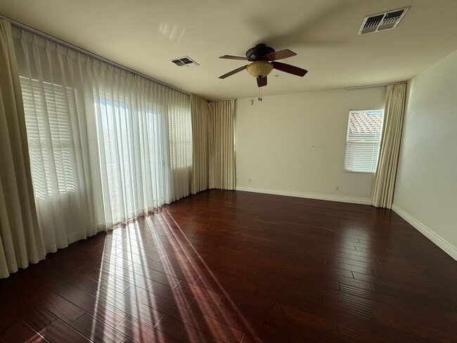 Building Photo - 5 Bedroom Luxury home