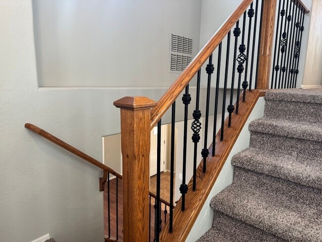 Building Photo - Gated Phoenix Gem with Community Pool and Spacious Kitchen