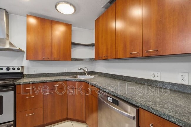 Building Photo - 304 Falling Ln