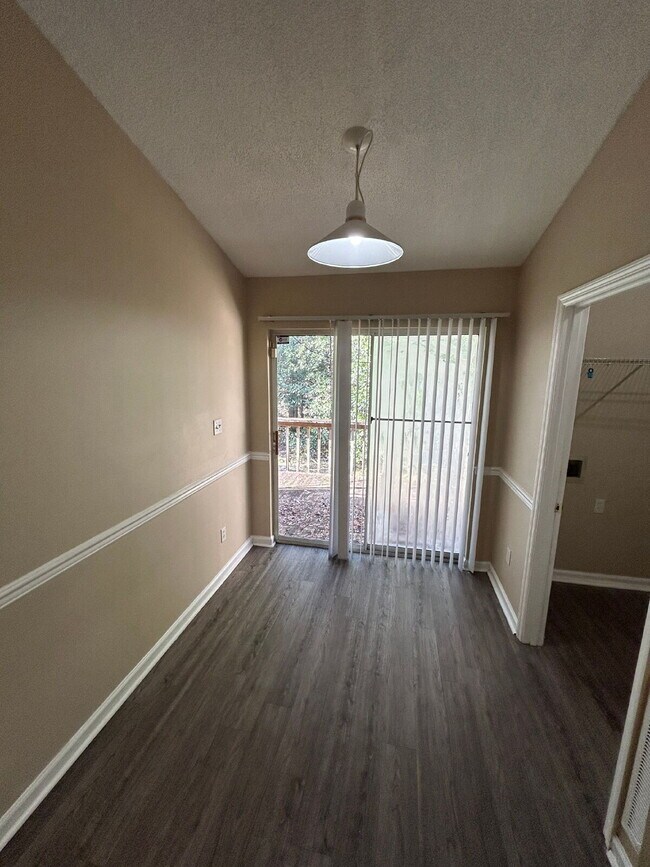 Building Photo - Upgraded 2 bed/ 2 bath