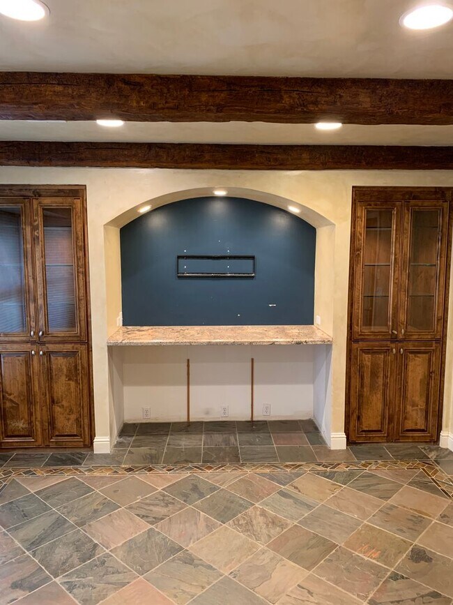 Building Photo - 4 Bedroom 3 Bath Home