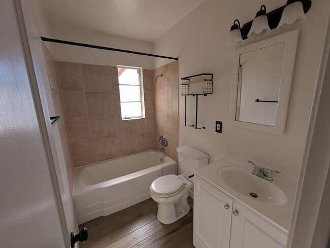 Building Photo - 5034 E 17th St