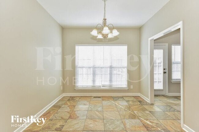 Building Photo - 811 Royal Oaks Dr