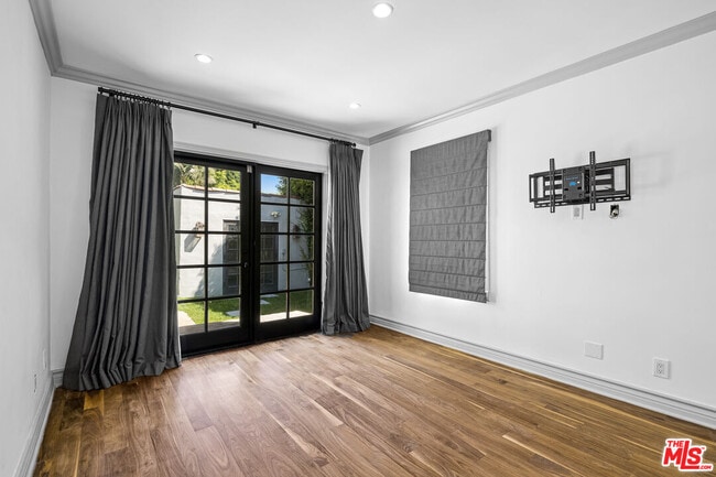 Building Photo - 8901 Rosewood Ave