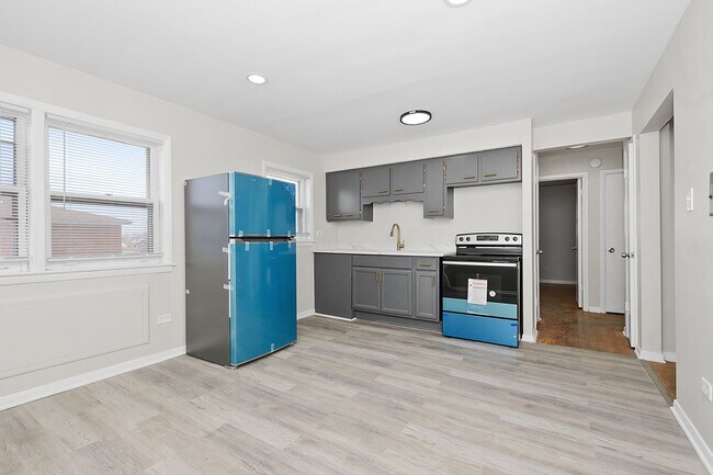 Interior Photo - 2830-2842 W 87th St