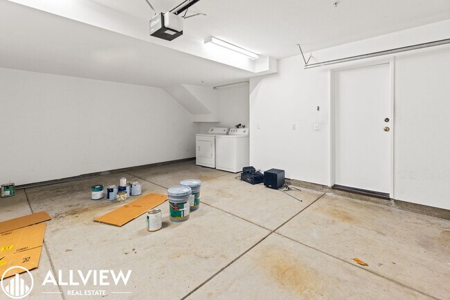 Building Photo - Rare 2 Bed 2.5 Bath Available Now!!