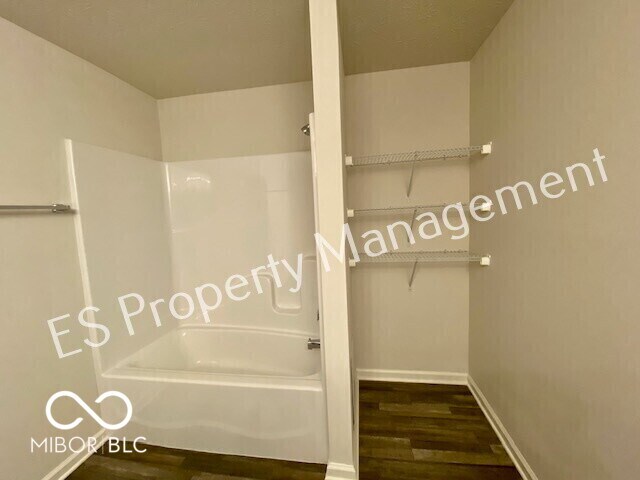 Building Photo - 2913 W Kings Cyn Dr