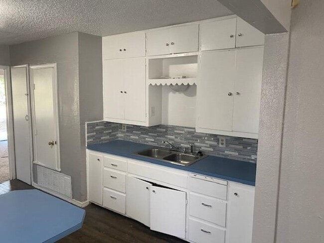 Building Photo - Great rental now available near Texas Tech University and UMC.