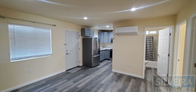 Building Photo - Private 2 Bedroom Unit