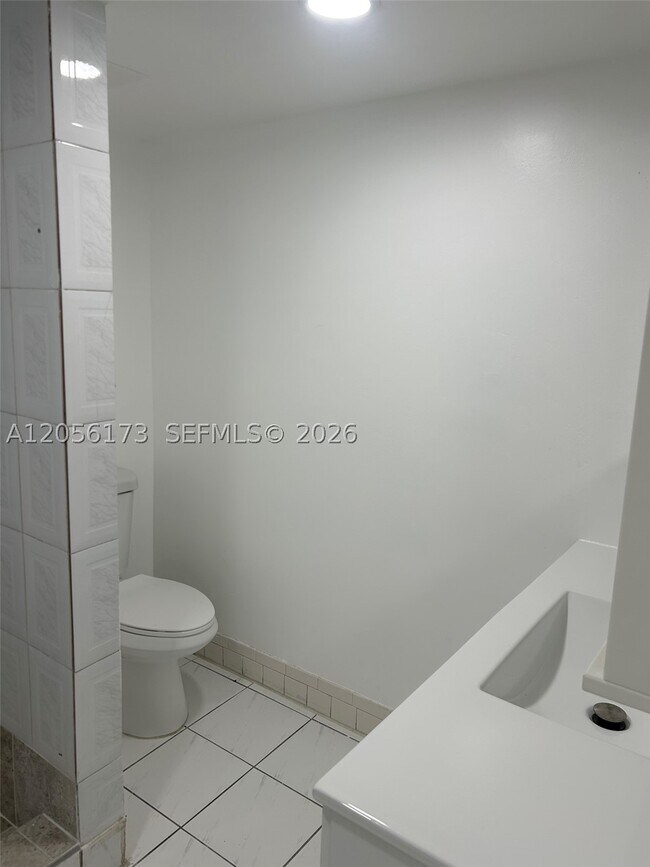 Building Photo - 10000 NW 80th Ct