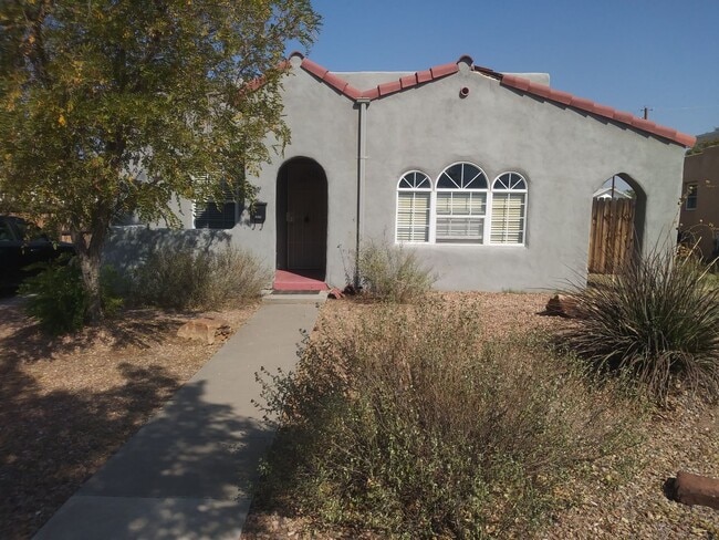 Building Photo - 2 bedrooms, 1 bath, fenced yard near CNM, UNM