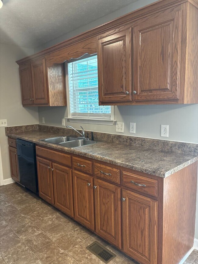 Building Photo - Charming Home with Covered Back Deck and Fenced in Yard...